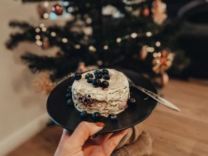 Proteinreicher Frühstückskuchen in weihnachtlicher Atmosphäre. Mit dieser Rezeptidee gelingt jede Diät.
