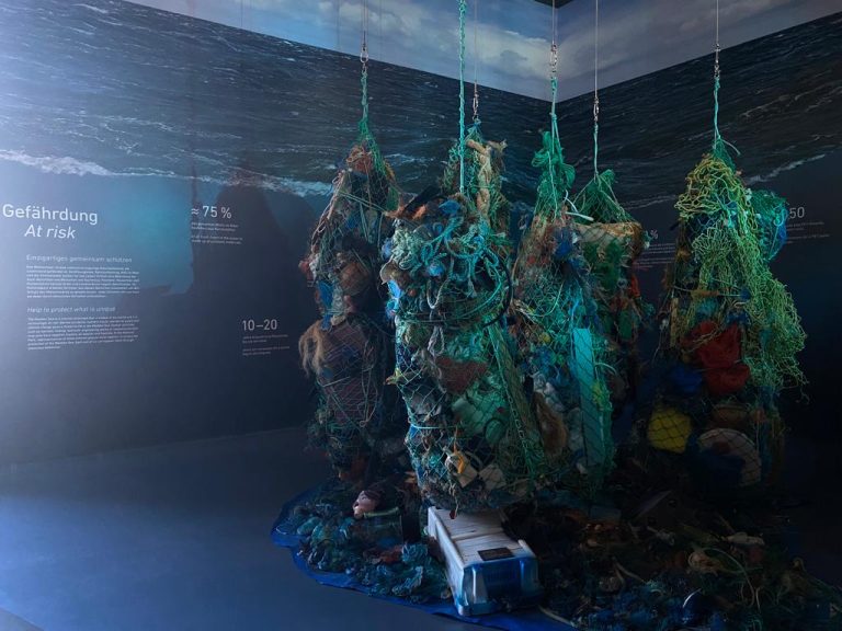Ausstellungsstück zum Thema Vermüllung der Meere