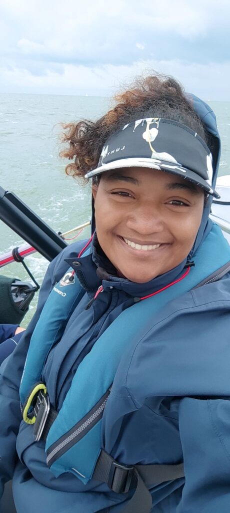 Aisha mit Rettungsweste auf einem Segelboot