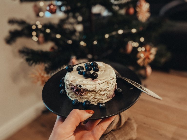 Proteinreicher Frühstückskuchen in weihnachtlicher Atmosphäre. Mit dieser Rezeptidee gelingt jede Diät.