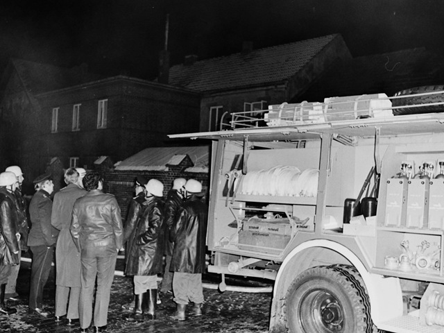 Feuerwehreinsatz im Haus von Fritz Levy an der Bismarckstraße. Einige Schaulustige betrachten den Qualm, der aus dem Haus aufsteigt. Wie der Brand zustande kommt, bleibt bis heute ungeklärt.