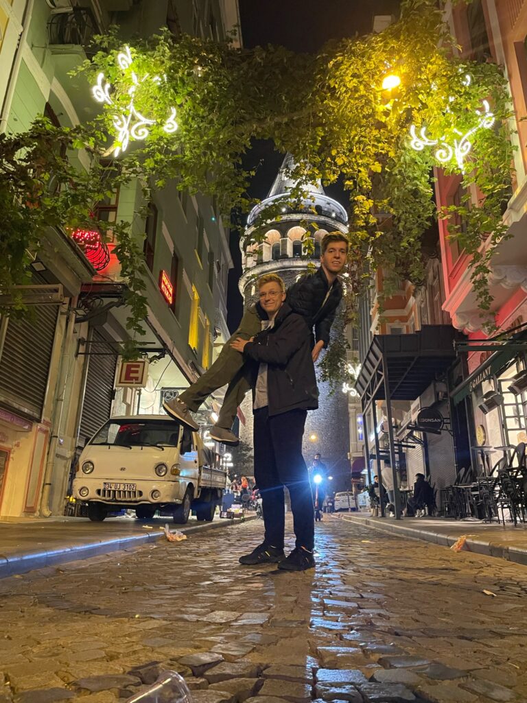 In den Straßen von Istanbul, im Hintergrund der Galata Tower. Foto: Lovis Wiefelspütz