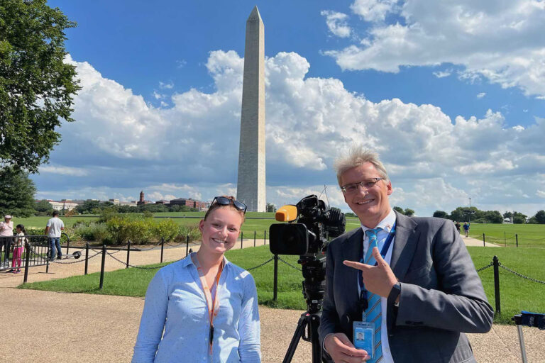 Nach einer Liveschalte vor dem Weißen Haus - hier stehen sie vor dem Washington Monument.