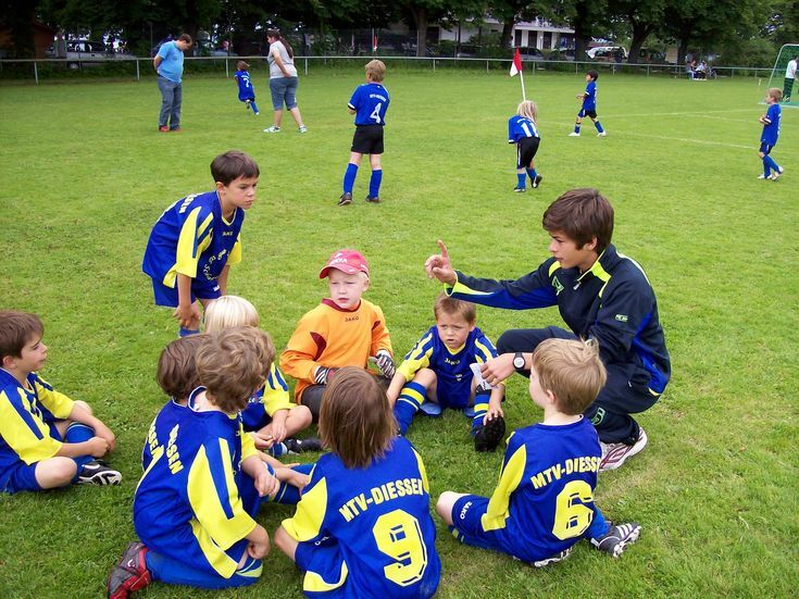 Bild einer Jugendfußballmanschaft auf dem Rasen sitzend