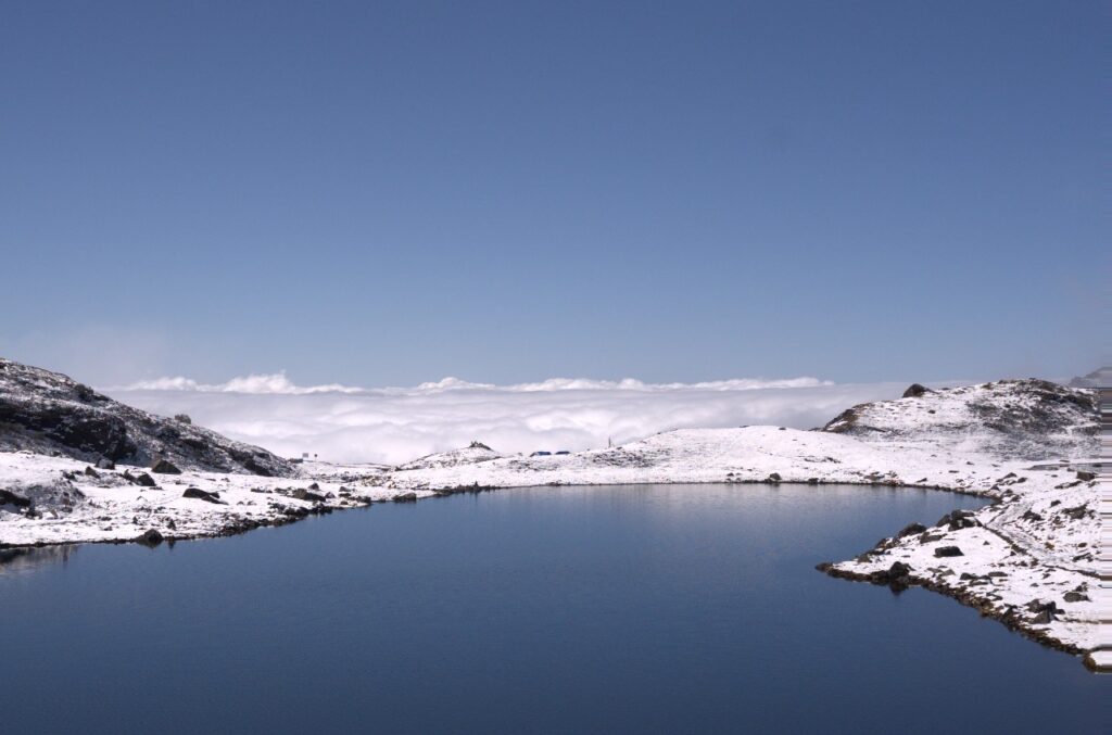 Ein Bild von Panch Pokhari, das einen der Seen zeigt