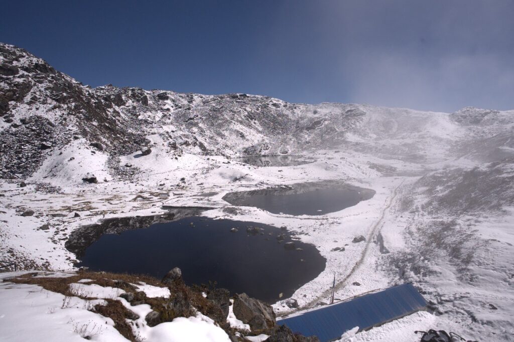 Ein Bild von Panch Pokhari, dass zwei der Seen zeigt