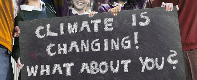 Ein Plakat mit der Aufschrift "Climate is changing! What about you?"