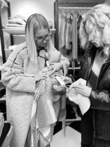 Janna & Antonia von Sustainable Slay schauen sich Textiletiketten genauer an