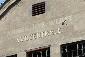 Detailansicht der Südzentrale mit Schriftzug