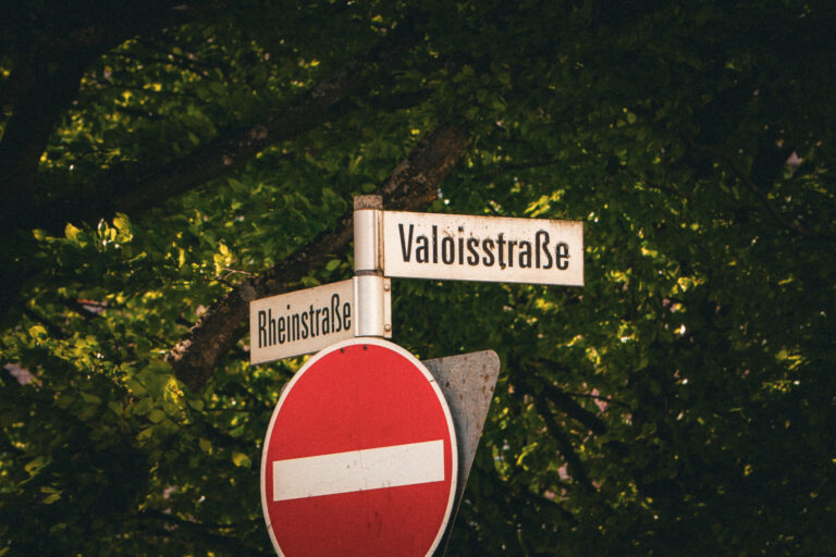 Straßenschild des Valoisplatz