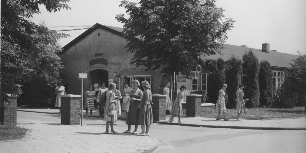Frauen strömen aus dem Schulgebäude