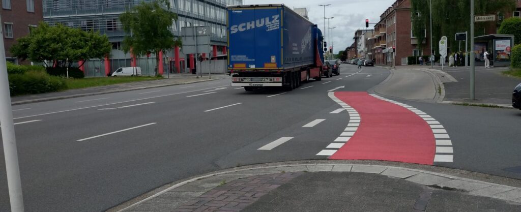 Der Radweg in der Bismarckstraße Höhe Rathaus