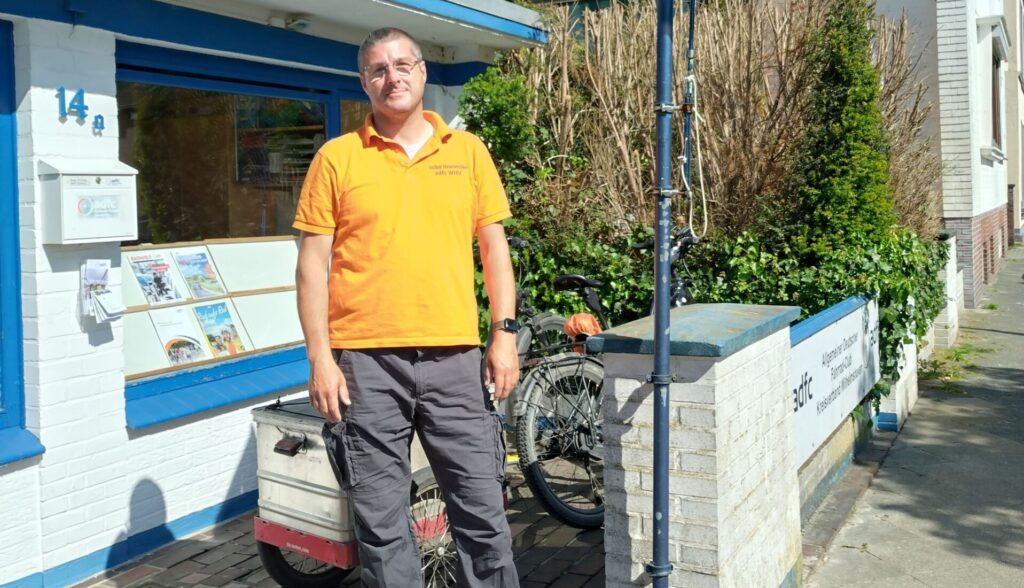 die Straße wechseln können. „Es bleibt aber dabei, dass man plötzlich auf die Straße wechseln muss, wenn man sie vorher nicht benutzt hat“, erklärt Volker Hasenmüller. Hasenmüller war rund zehn Jahre lang Fahrradbeauftragter der Stadt Wilhelmshaven. Im April 2025 hat er seinen Rücktritt bekannt gegeben, da er einen Nachfolger gefunden hat. Wie sicher es ist, in Wilhelmshaven Fahrrad zu fahren, ist laut Hasenmüller abhängig davon, wo man fährt. „Damals wurden Radwege vor allem angelegt, um die Straßen freizuhalten“, erklärt Hasenmüller. Jedoch seien sie nicht dazu angelegt, sicher gut und flüssig fahren zu können, so Hasenmüller. Ein Beispiel sei der Radweg an der Gökerstraße. „Da erlebe ich am helllichten Tag teilweise zwei bis drei lebensgefährliche Situationen“, sagt Hasenmüller. Volker Hasenmüller, ehemaliger Fahrradbeauftragter der Stadt Wilhelmshaven/Foto: Ayla Emma Askin