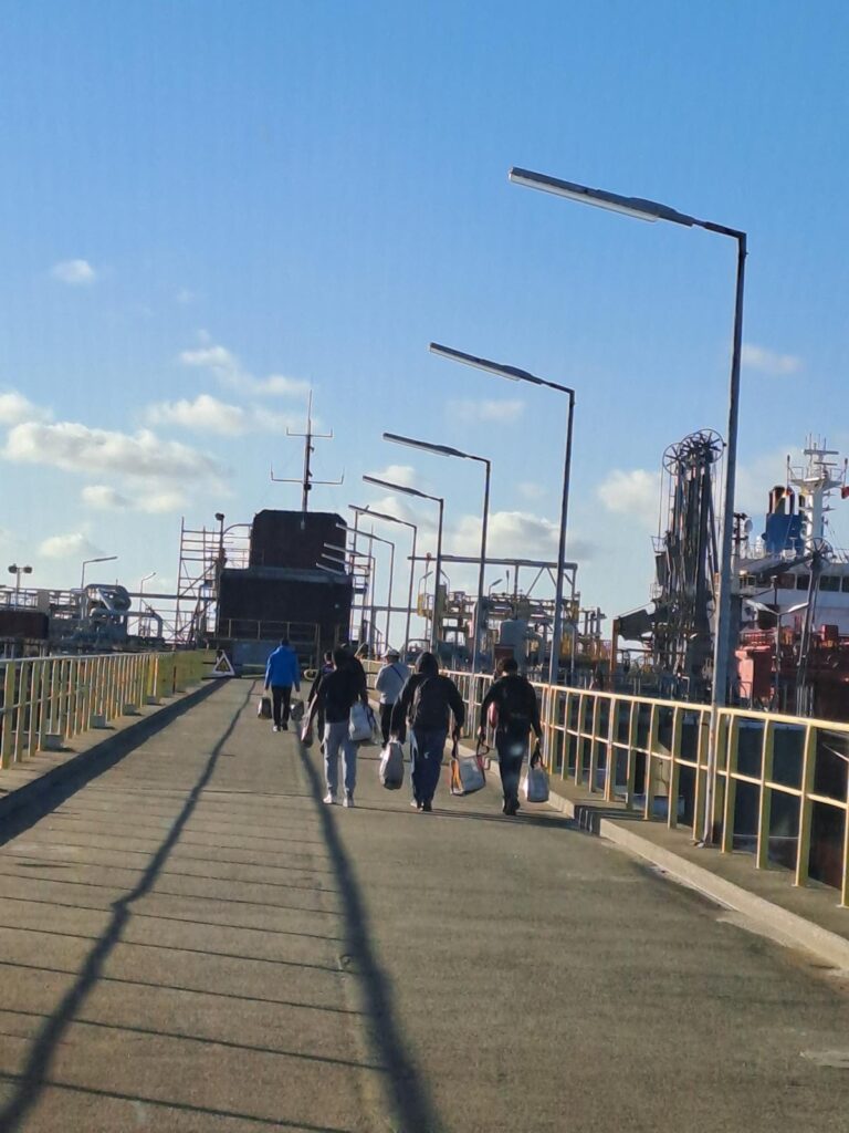 Seemannsleute auf dem Weg zum Schiff.