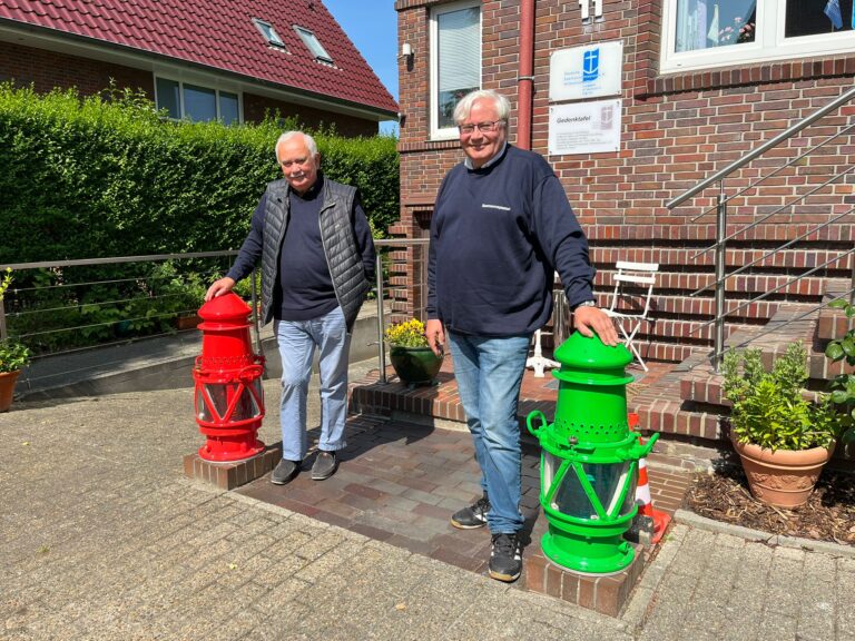 Von links nach recht: Vorsitzender Wilfrid Adam und Seemannspastor Dr. Klaus Lemke-Paetznick stehen vor dem Vereinshaus.