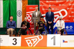 Die Siegerehrung vom Czech Para Badminton International 2025 in Prag. Siegmund Mainka und Jan-Gerriet Janßen (3. Platz), Haris Mythili Srikumar (1. Platz) und Ales Eger (2. Platz) (v.l.n.r) I Foto: Privat