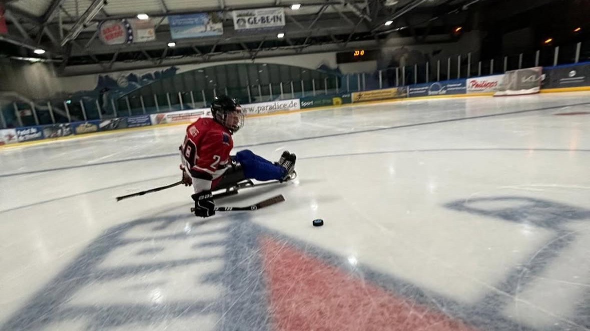 Sledge Eishockeyspieler auf dem Eis. I Foto: Weserstars Bremen