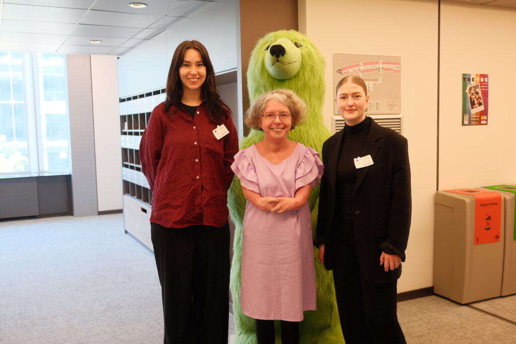 Katrin Langensiepen (Bündnis 90/Die Grünen, Mitte) im Gespräch mit Mara Ackermann (links) und Allegra Düser (rechts) I Foto Allegra Düser.