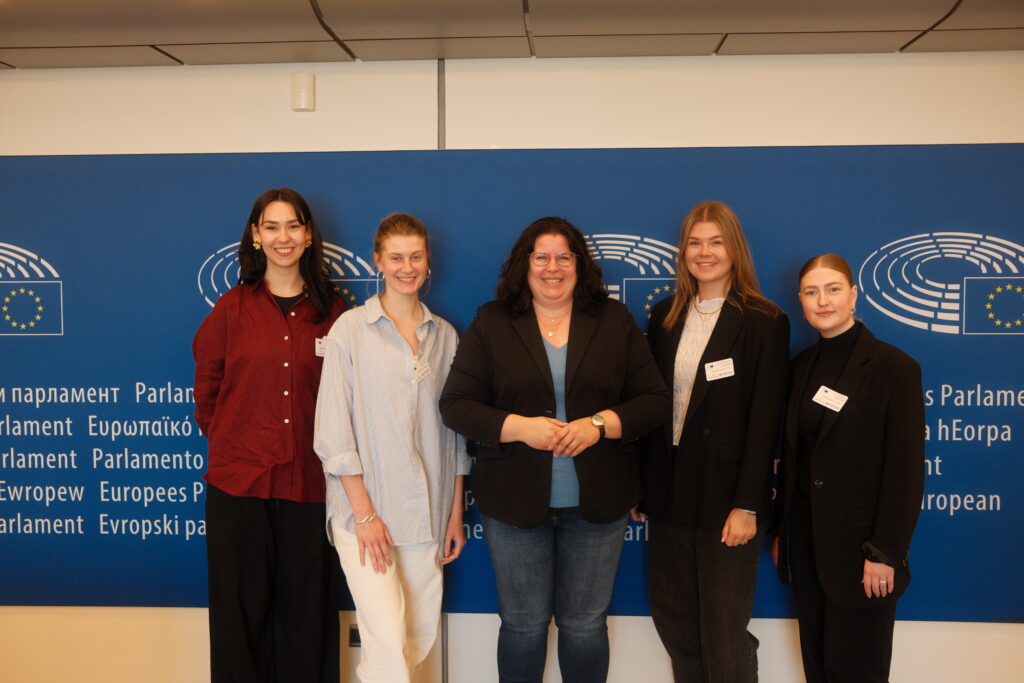 Lena Düpont (CDU, Mitte) mit den Studentinnen Mara Ackermann, Katharina Kück, Sina Eisenschmidt und Allegra Düser (v. l. n. r.) beim Besuch im Europäischen Parlament I Foto Allegra Düser.