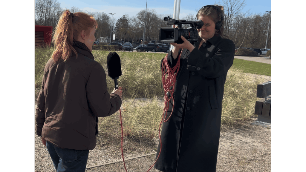 Zwei Personen mit Kamera und Mikrofon.