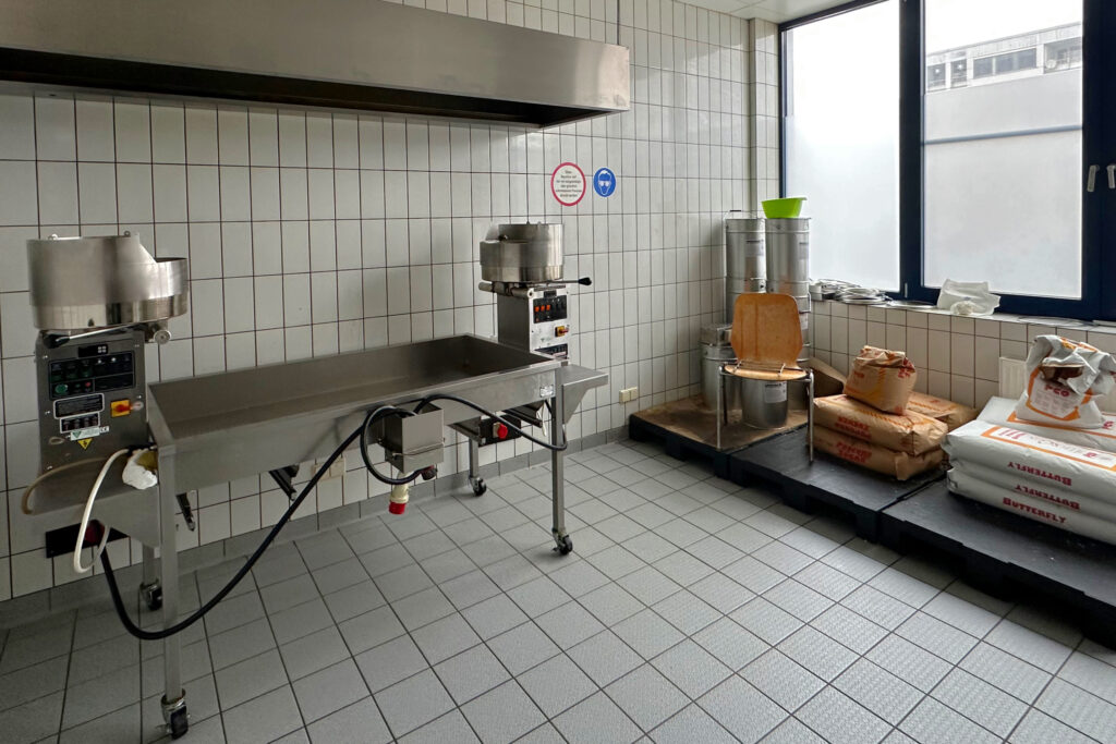 Eine Popkornmaschine in einem verfliesten Raum des Kinos