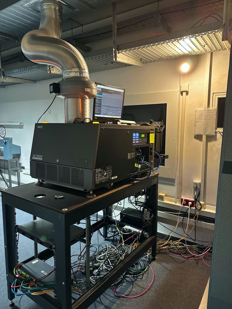 Kino Projektor aufgebaut