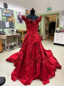 ein rotes Kleid auf einem Mannequin aufgestellt