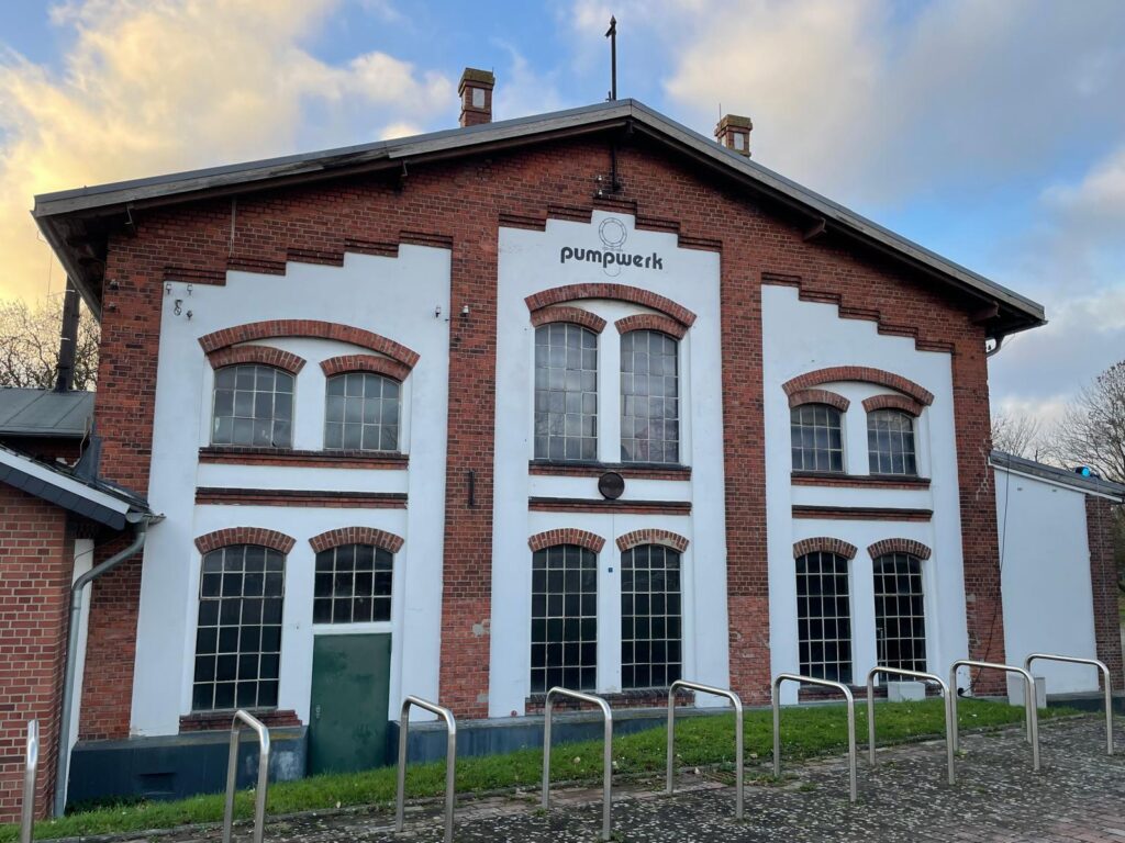 Historisches Backsteingebäude des Pumpwerks mit hohen Sprossenfenstern und markanter Industriearchitektur. Foto: Talea Schmidt
