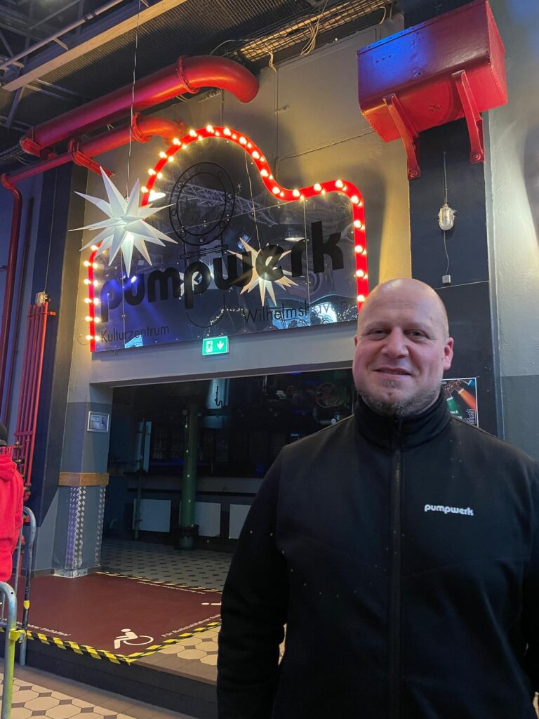 Mirco Wenzel, Leiter des Pumpwerk-Teams, im Veranstaltungssaal des Pumpwerks. Foto: Talea Schmidt