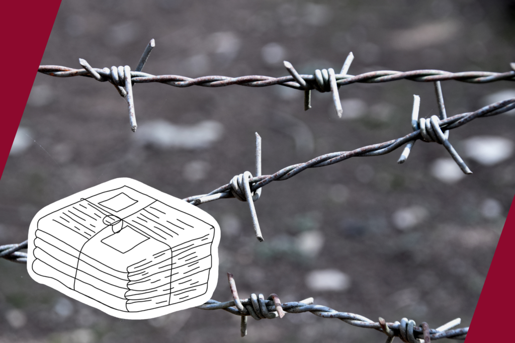 Ein Stapel Zeitungen vor einer Nahaufnahme von einem Stacheldrahtzaun im Hintergrund