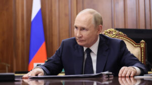 Bild von Russlands Präsident Wladimir Putin, sitzend am Tisch