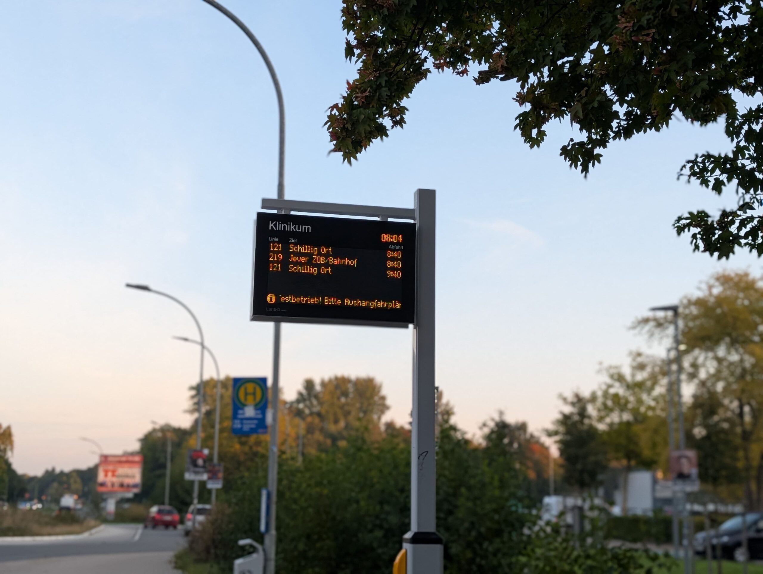 Moderne digitale Anzeigetafeln informieren Fahrgäste nun in Echtzeit über Abfahrtszeiten und Verbindungen.